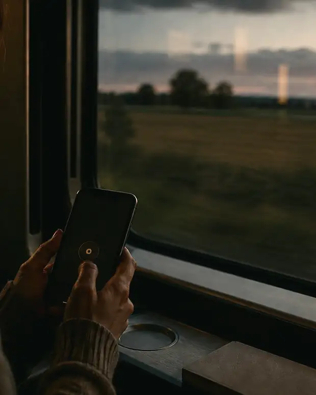 Une silhouette sur un quai de gare, au loin.